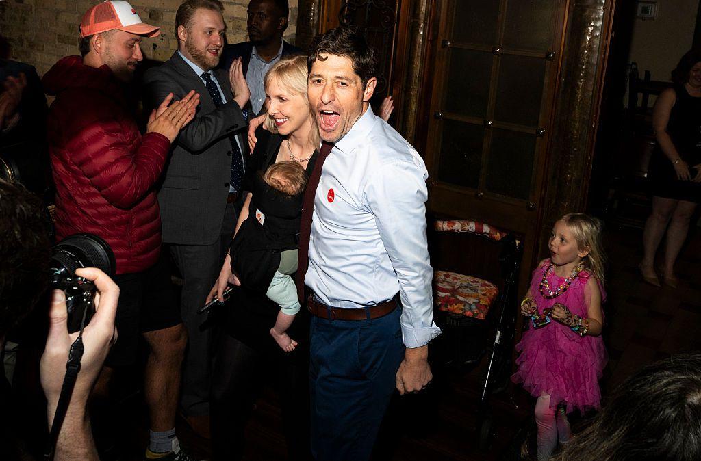 El alcalde de Mineápolis, Jacob Frey, llega con su esposa Sarah Clarke a una fiesta de la noche electoral el 4 de noviembre de 2025 en Mineápolis, Minnesota. (Foto de Stephen Maturen/Getty Images)