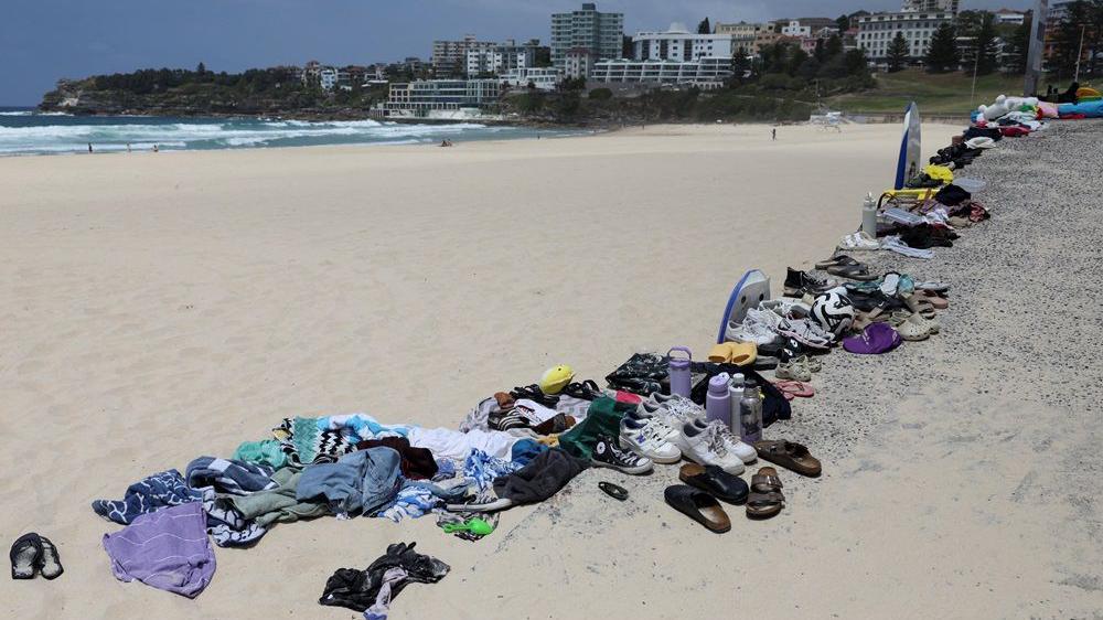 Napad na jevreje u Sidneju: 15 ubijenih, desetine ranjenih; 'Terorizam', kaže premijer Albaneze 1 pucnjava u australiji, stvari ubijenih i ranjenih poređane na plaži, patike i odeća poređani na plaži
