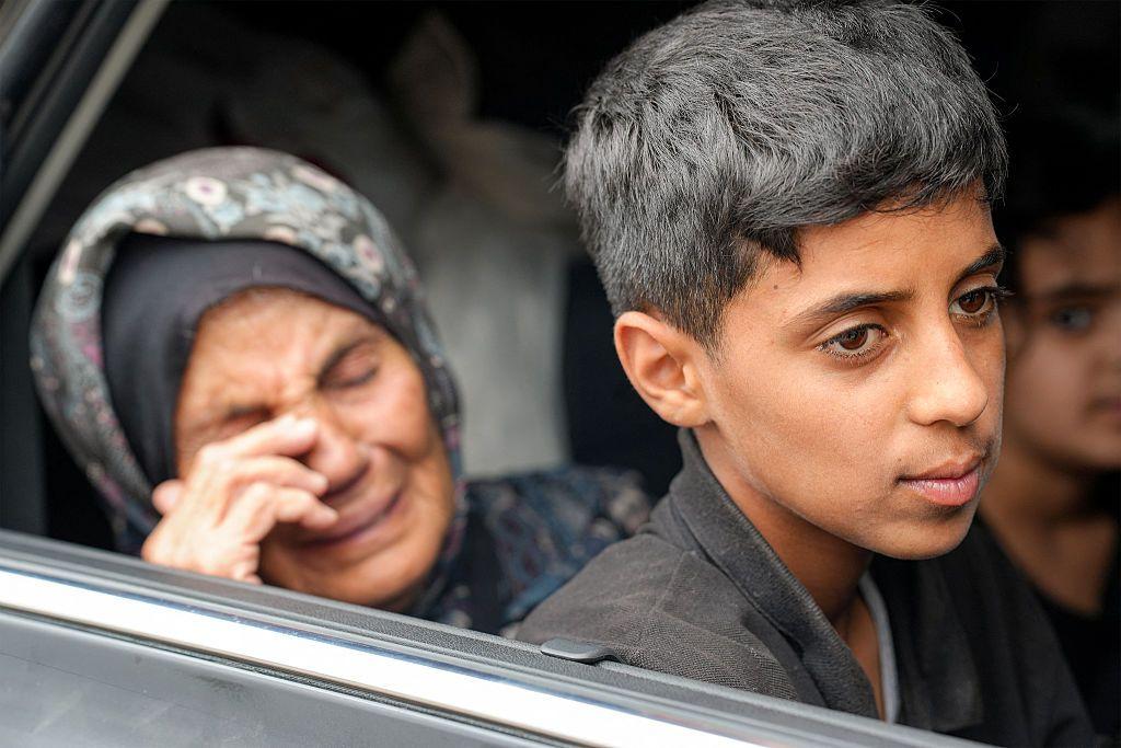 ماذا نعرف عن القبائل السوريّة؟ وما علاقتها بالدولة؟ 6 أفرادٌ من البدو وهم في عربة تتوقف عند نقطة تفتيش أمنية أثناء خروجهم من محافظة السويداء جنوب سوريا، وهم في طريقهم إلى درعا، 21 يوليو/تموز 2025.