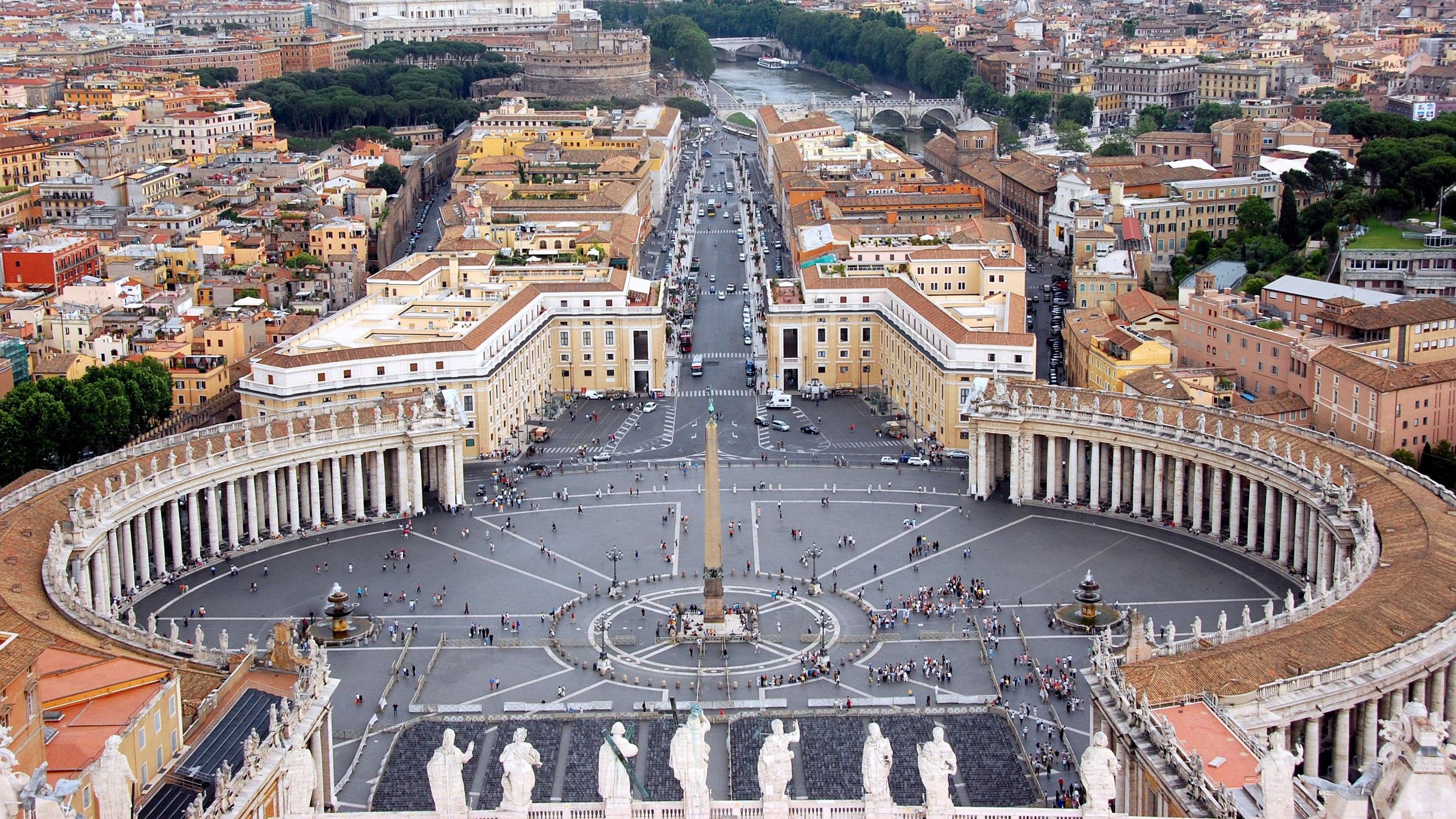 Foto da Praça São Pedro vista de cima, na cidade do Vaticano. 