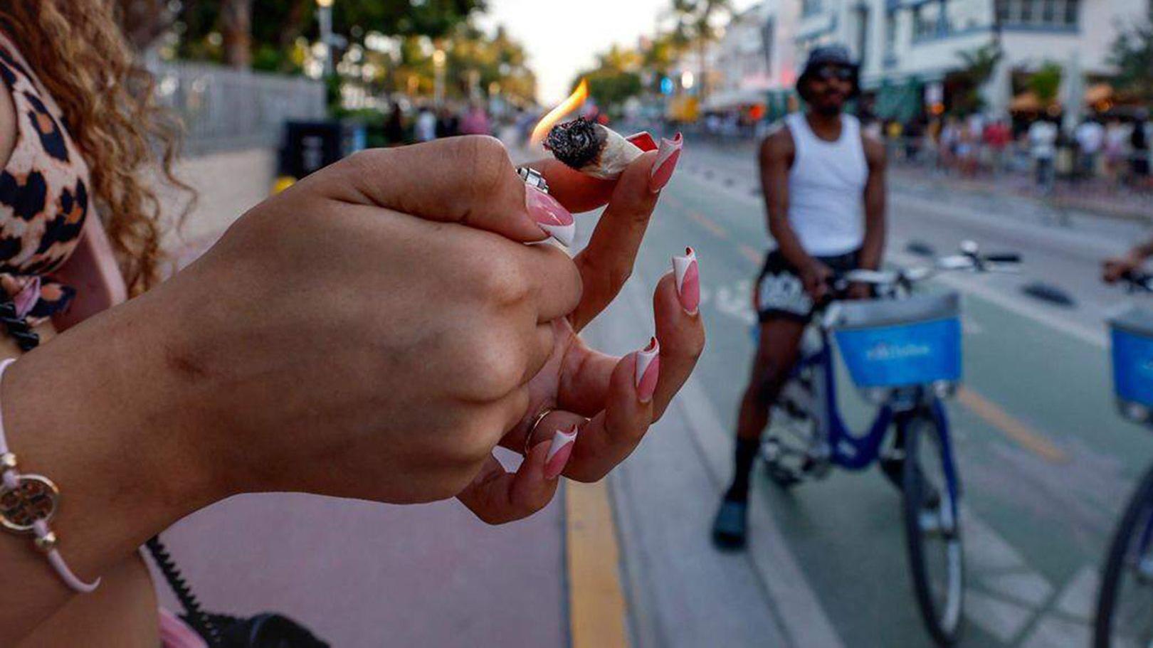 كريستا تشعل سيجارة حشيش خلال عطلة الربيع على طول طريق أوشن درايف في ميامي بيتش، فلوريدا، يوم الجمعة 14 مارس/آذار 2025. 