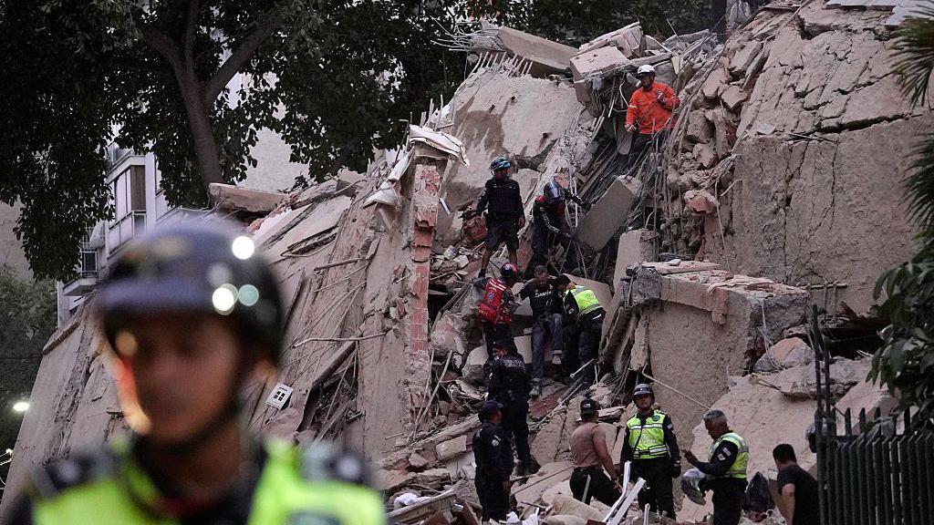 Equipos de rescate evacúan a una persona herida de un edificio colapsado tras un terremoto en Caracas el 24 de junio de 2026. Dos terremotos de magnitud 7,2 y 7,5 sacudieron la misma zona de Venezuela la tarde del 24 de junio, provocando el derrumbe de edificios, según el Servicio Geológico de Estados Unidos (USGS) y periodistas de la AFP. 