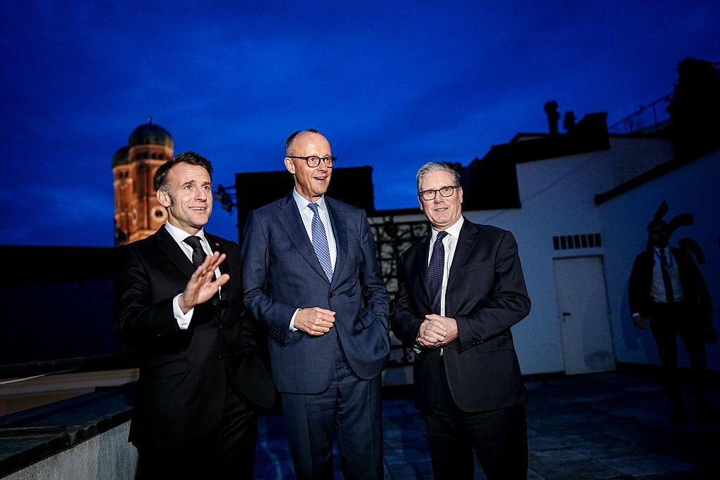 Macron, Merz y Starmer de traje y corbata.