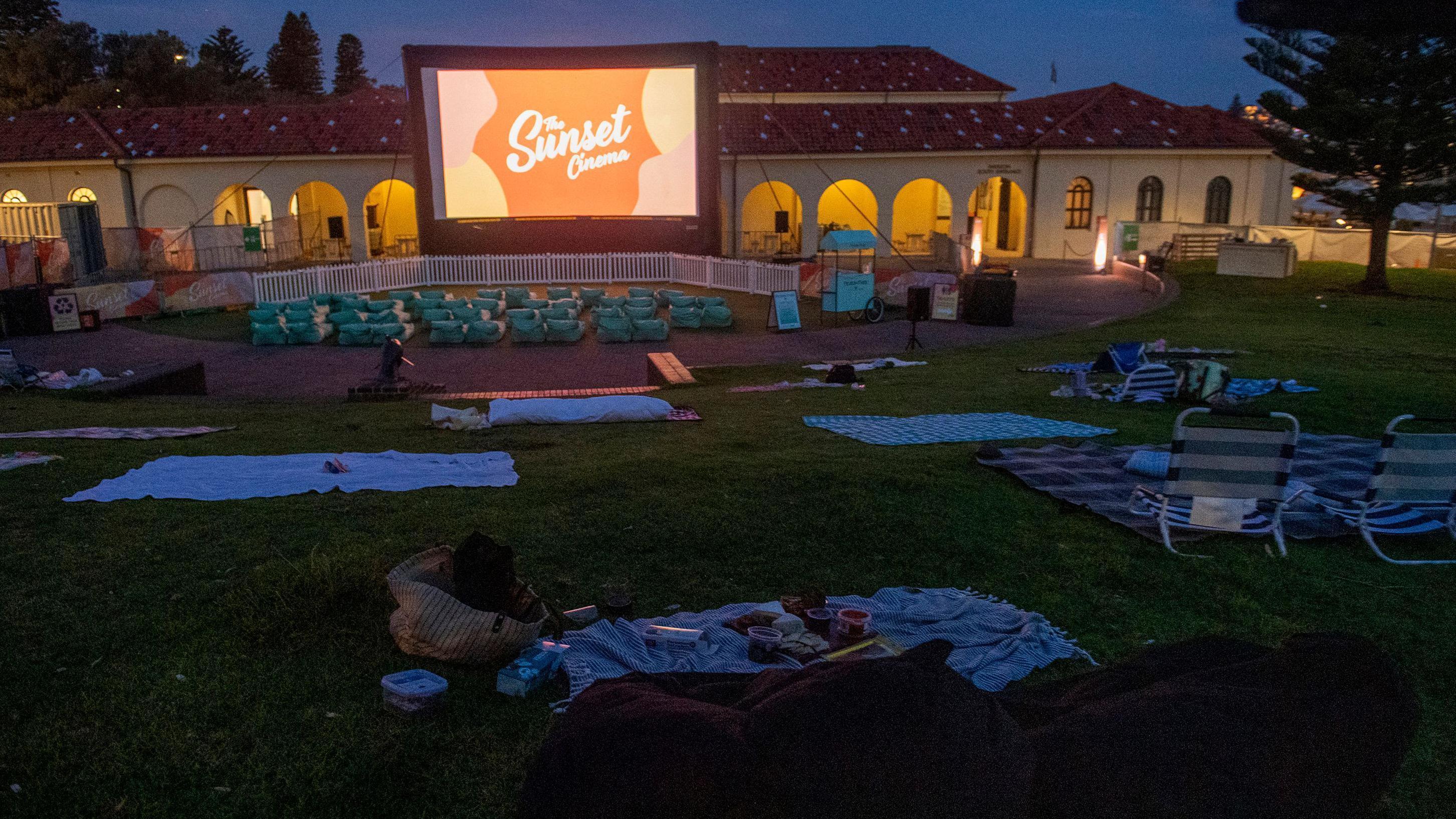 入夜後悉尼邦迪海灘外圍一處露天電影院空無一人，只剩雜物（14/12/2025）