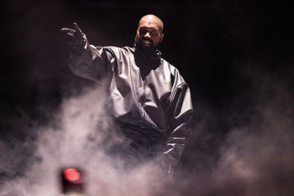 El rapero Kanye West actúa en el escenario durante el concierto de presentación de "Vultures 1" en el marco del festival Rolling Loud 2024 en Hollywood