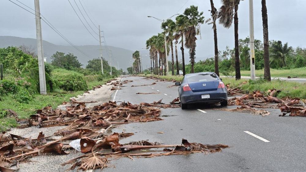 uragan melisa, uragan, uragan pogodio jamajku, automobil stoji na putu posle uragana, na putu su polomljena stabla
