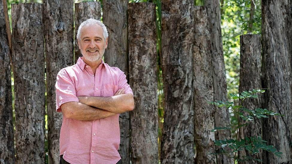Ramón Méndez Galain en una zona de bosque