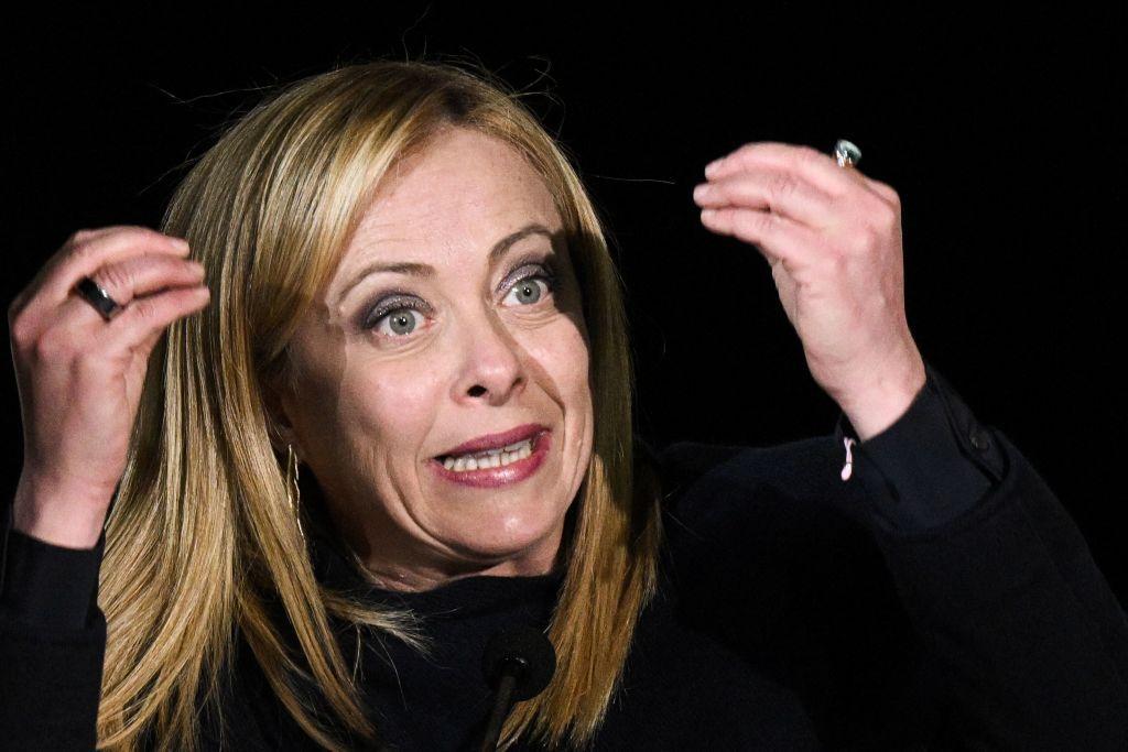Giorgia Meloni, primera ministra de Italia, hace un gesto con la mano.