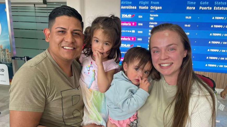 La familia Pérez en un aeropuerto de Ciudad de México.