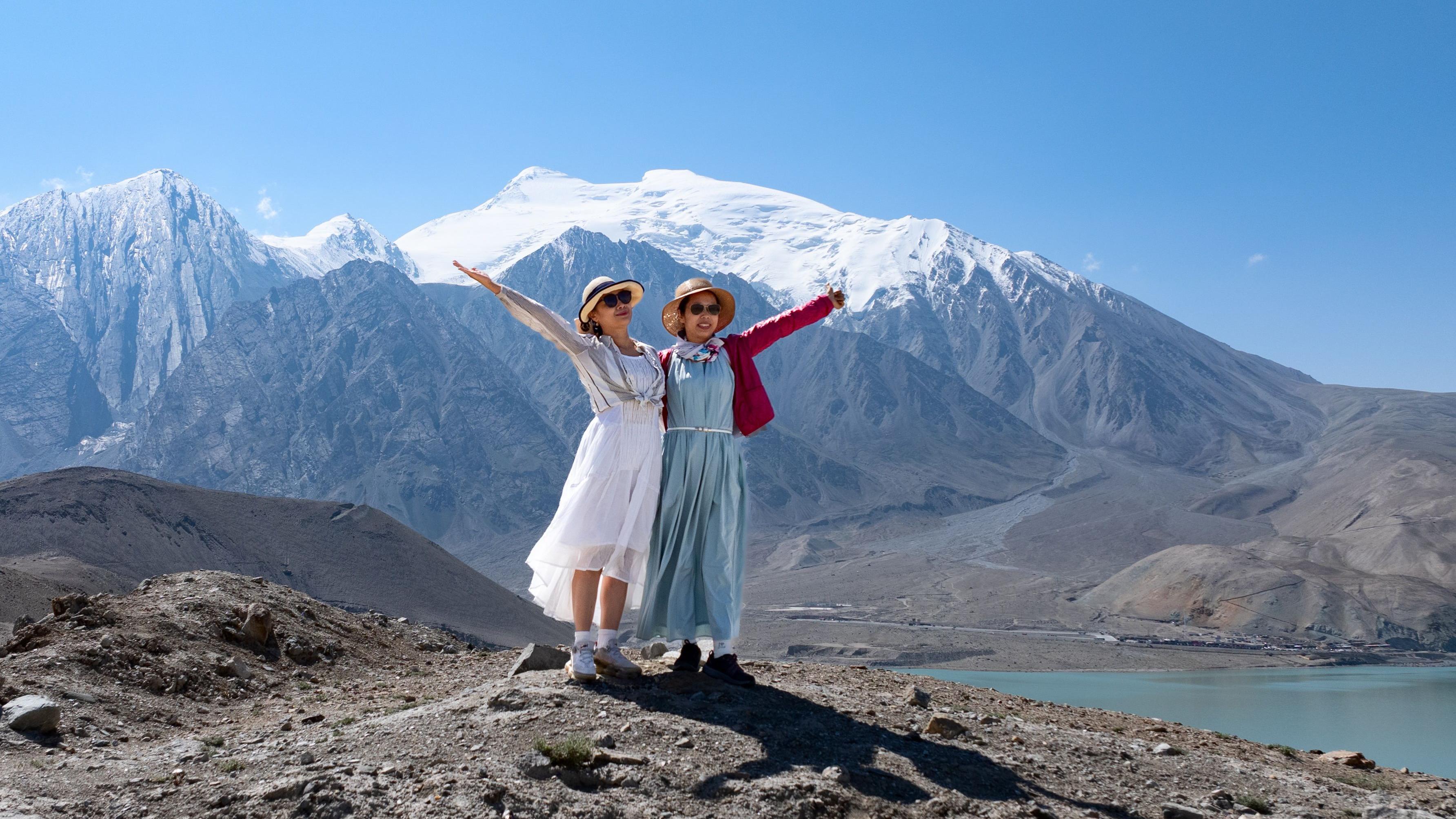 兩名女子在新疆阿克圖郡白沙湖邊合影