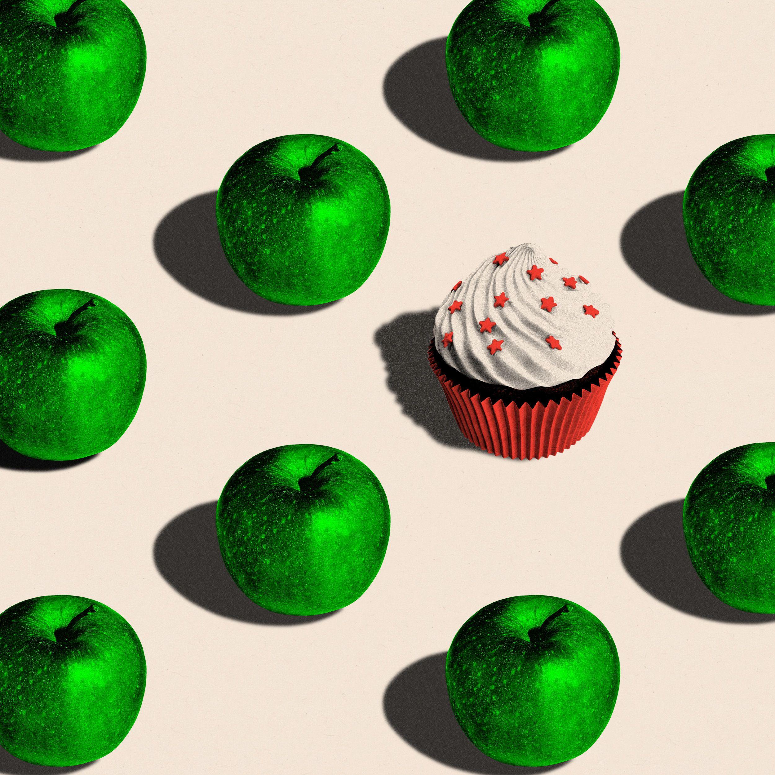 Imagem com várias maçãs verdes e um cupcake no meio delas