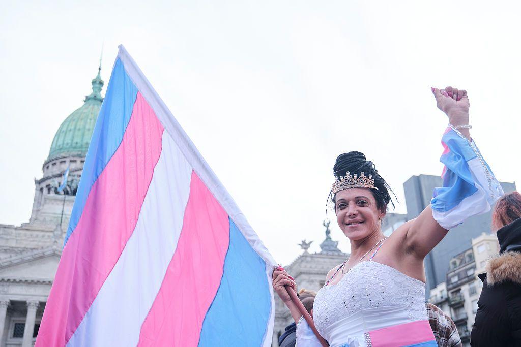 Una mujer trans durante una marcha en contra de la violencia en Buenos Aires en junio de 2025.
