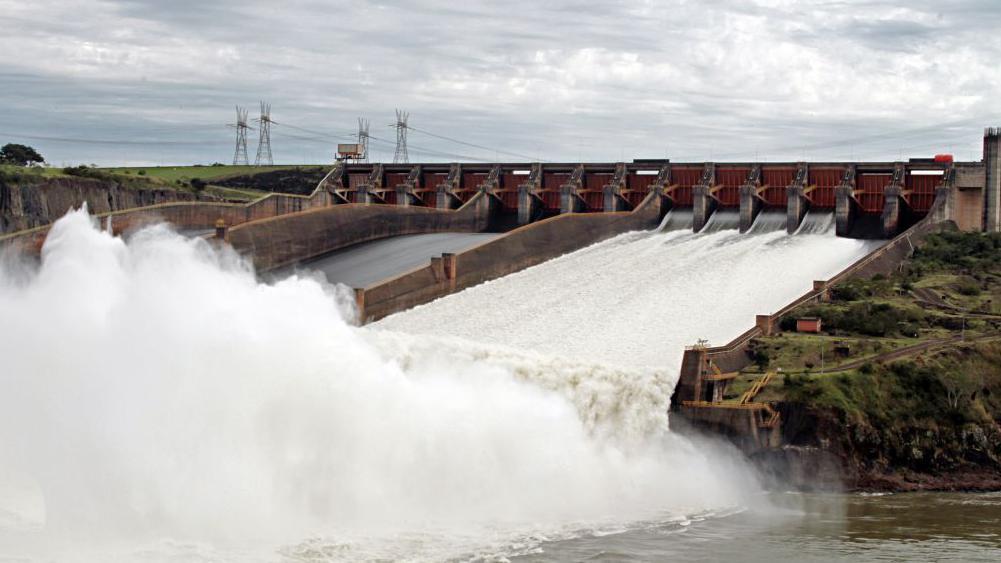 Água na represa Itaipu