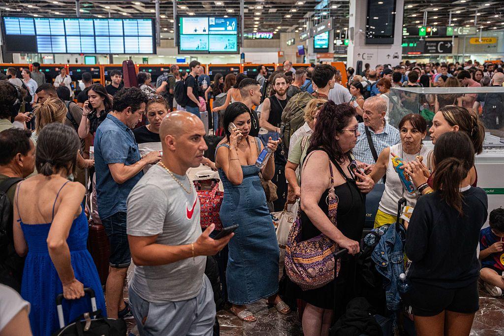 Multitud de pasajeros en la estación de Barcelona en un día de múltiples incidencias en el servicio ferroviario.