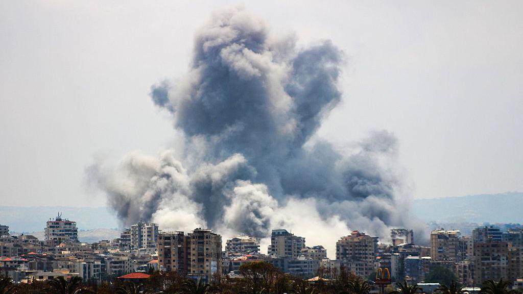 Humo sobre un barrio residencial en Beirut