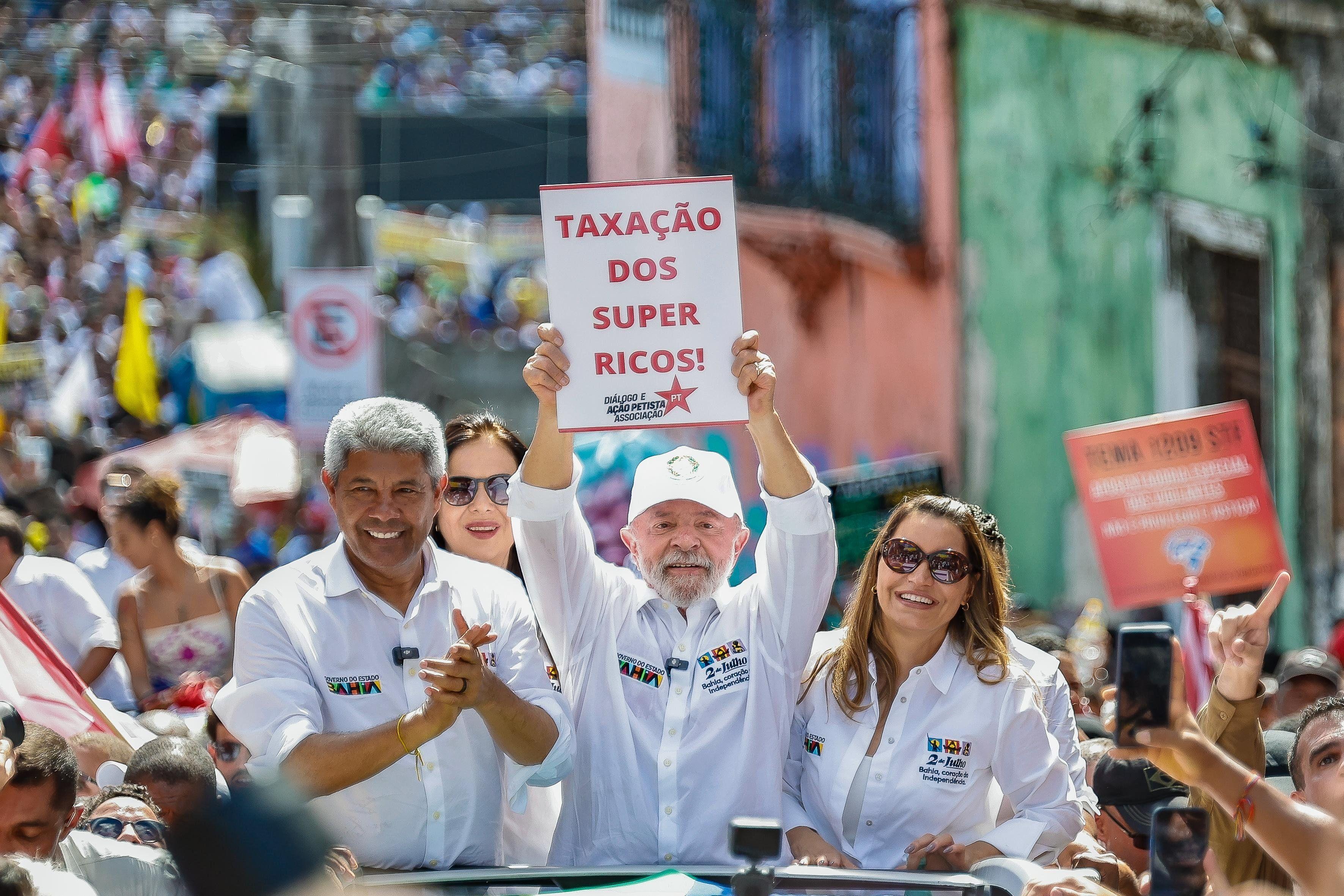 Lula exibe cartaz que pede