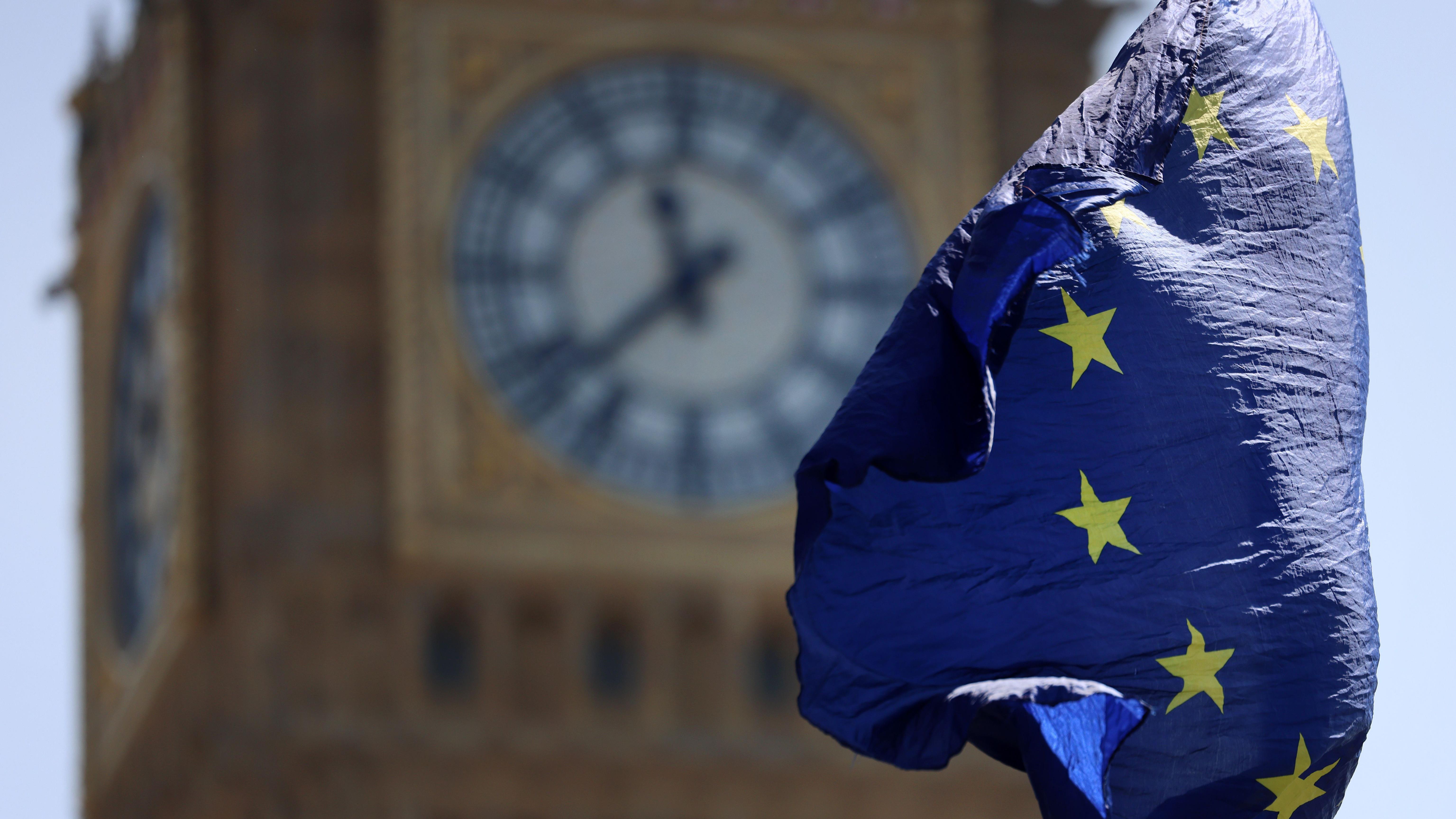 علم الاتحاد الأوروربي أمام ساعة بيغ بن.