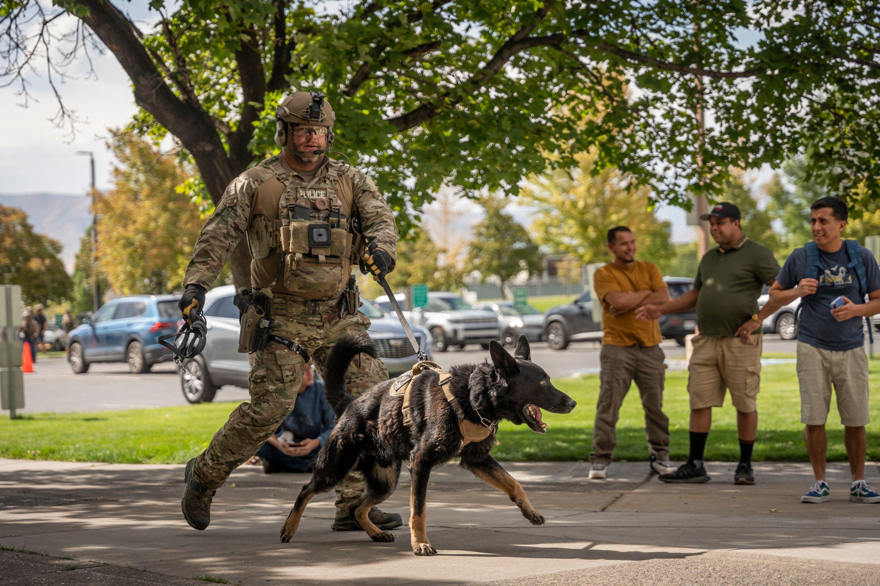 Un agente de policía camina con un perro tras el asesinato de Charlie Kirk.