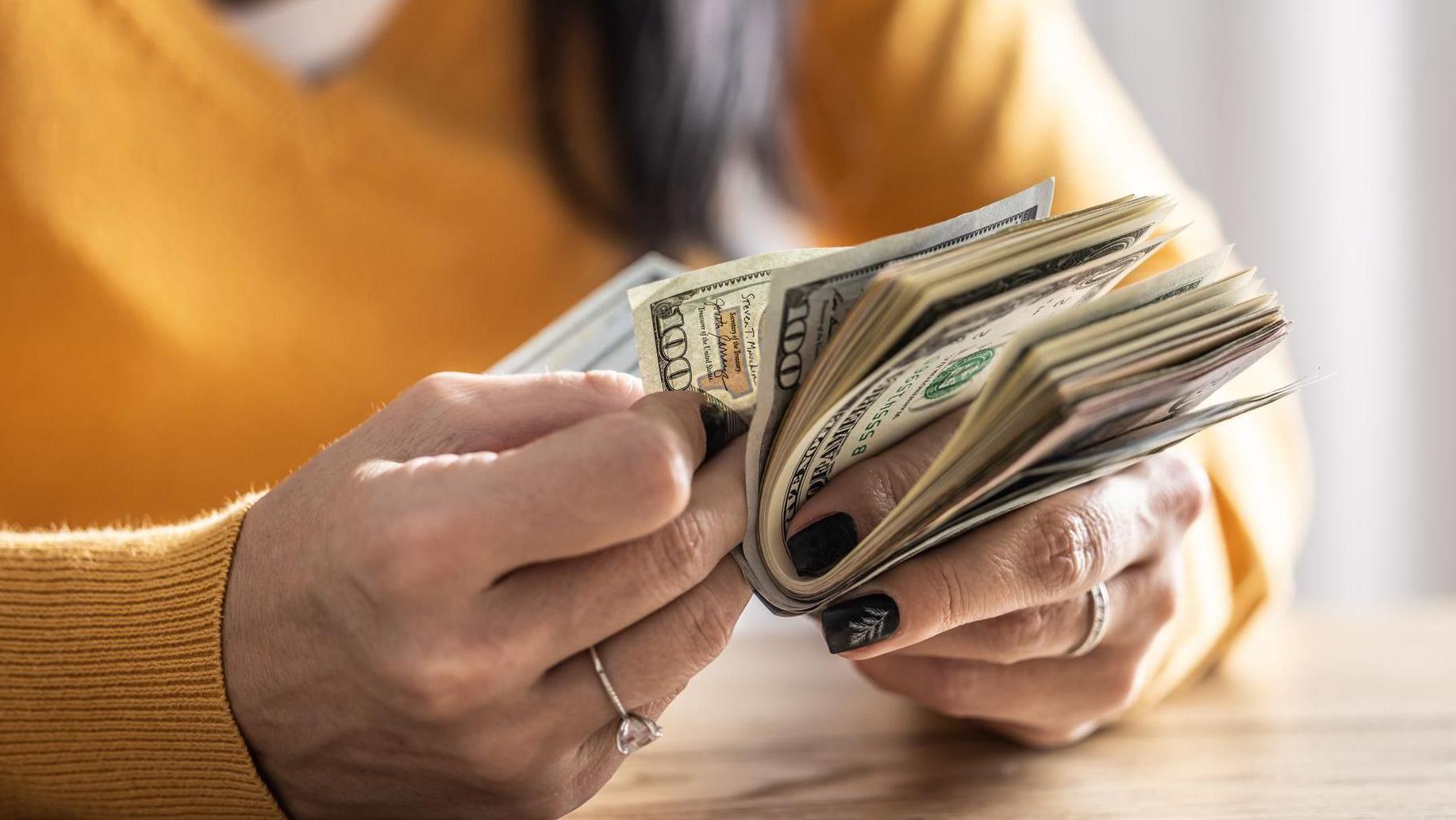 لماذا وصل الدولار الأمريكي إلى أدنى مستوى له في أربع سنوات وربما ينخفض أكثر؟ 