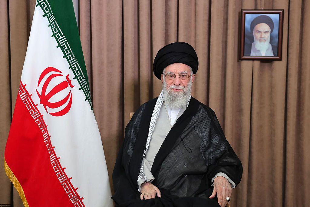 Dalam foto yang disediakan oleh Kantor Pemimpin Tertinggi Iran ini, Pemimpin Tertinggi Iran Ali Khamenei menyampaikan pidato di siaran televisi nasional pada 18 Juni 2025 di Teheran, Iran.