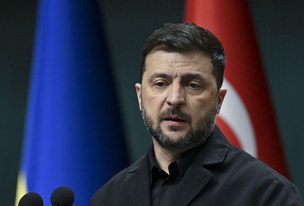  Volodymyr Zelensky falando ao microfone vestido em roupas preta