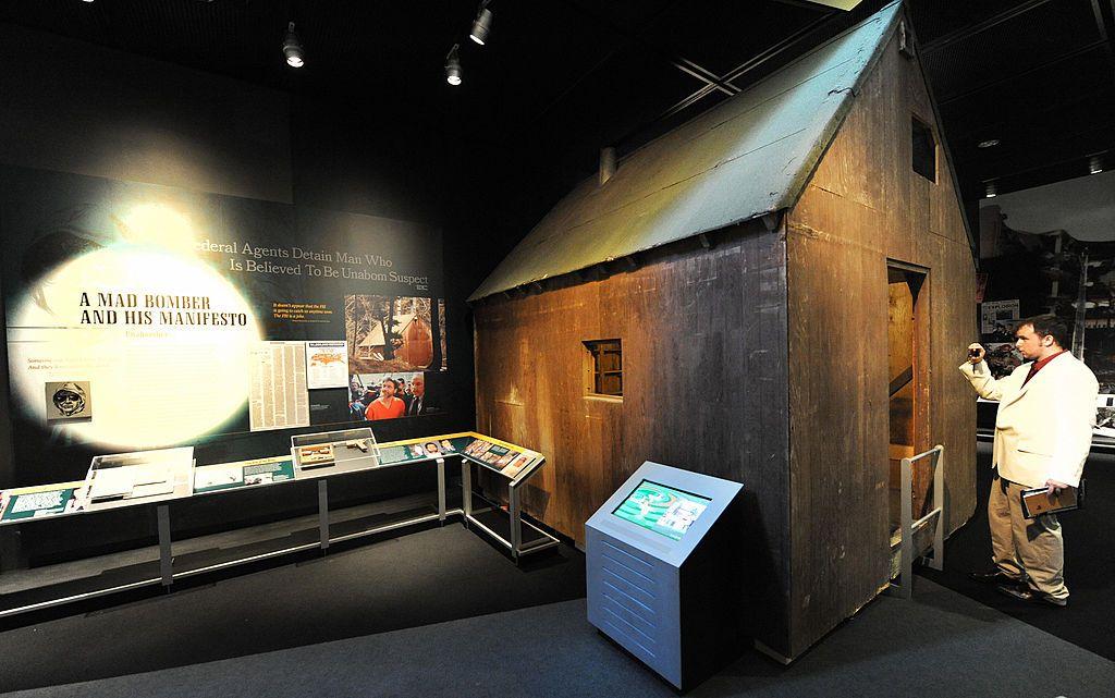Reconstrucción de la cabaña del Unabomber para una exhibición en el Museo de la Prensa de Washington.