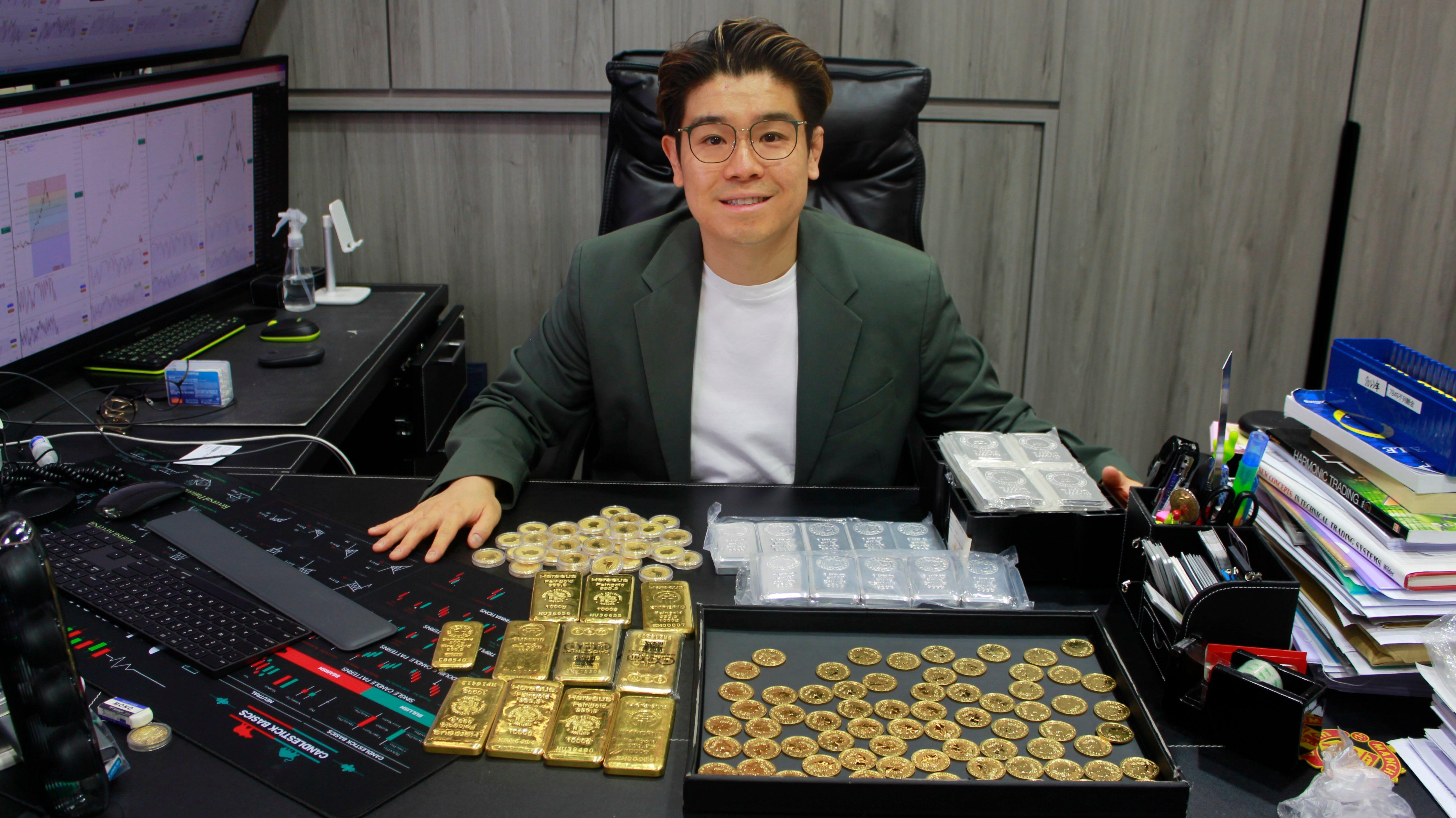 帝鋒金融集團行政總裁、香港黃金交易所董事李俊亨的辦公桌前,放滿了黃金產品,包括金條、金幣及銀條。