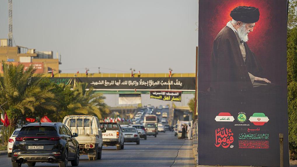صورة كبيرة لعلي خامنئي على جانب طريق سريع في النجف 