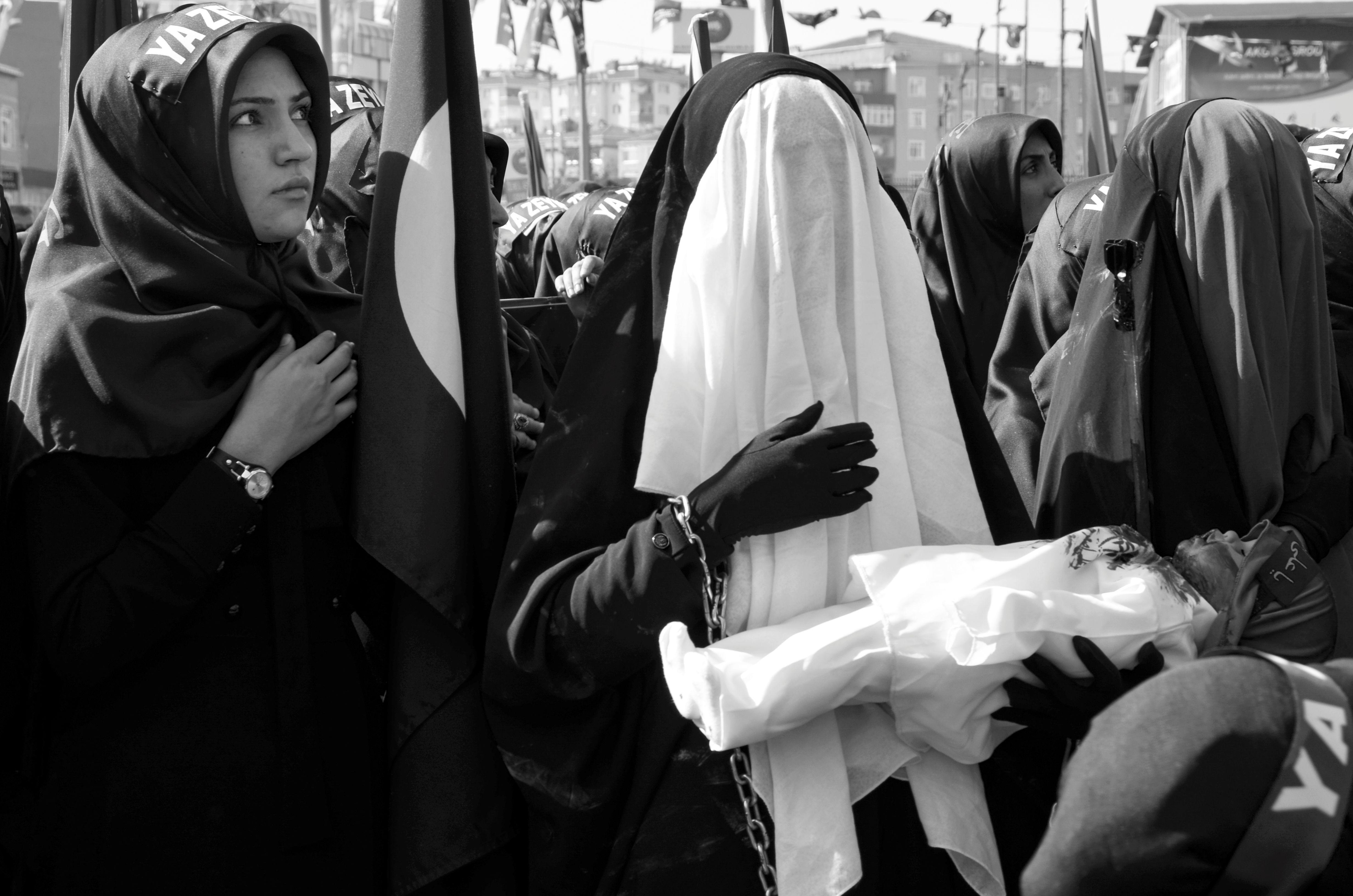 نساء شيعيات يشاركن في مراسم عاشوراء في إسطنبول، حيث تُعد المجالس ومواكب العزاء مساحة لإحياء ذكرى مقتل الحسين والتعبير عن الحزن والتعاطف مع أهل بيته.