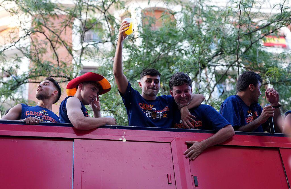 Pedri celebra durante el desfile del trofeo de la Copa Mundial de la FIFA 2026 el 20 de julio de 2026 en Madrid, España.