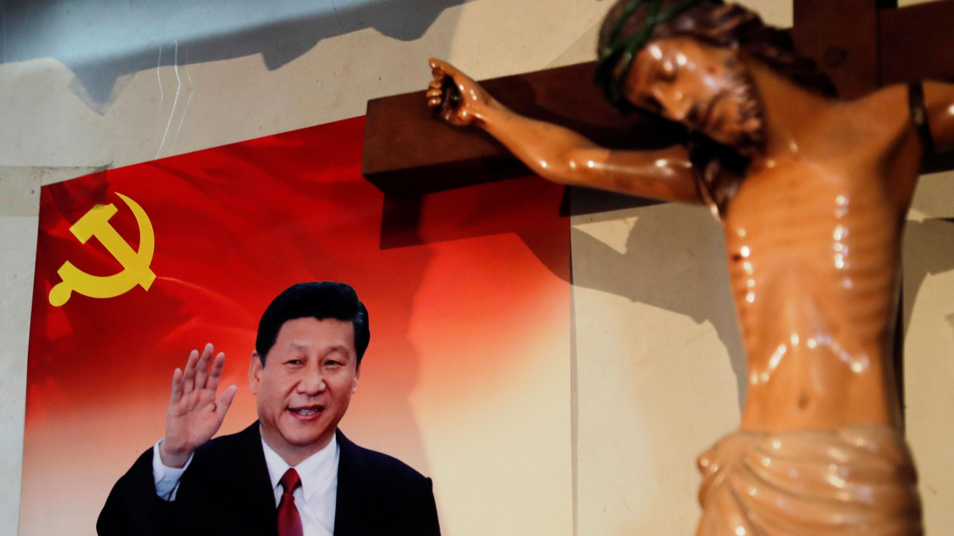 雲南迪慶一戶西藏羅馬天主教徒民宅中的習近平形象宣傳海報（左）與一枚釘上了耶穌的十字架（右）（24/12/2018）