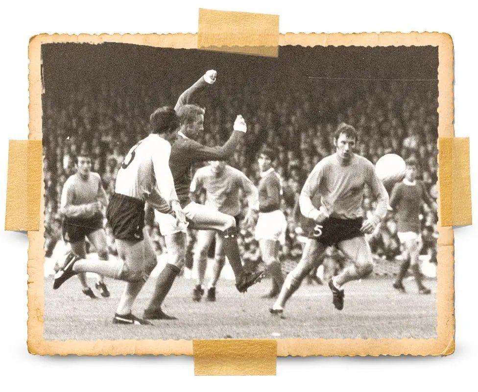 كانت بطولة كأس واتني مسابقة ما قبل الموسم من عام 1970 إلى عام 1973 والتي ضمت الفرق الأعلى تسجيلاً من الأقسام الأربعة الأولى