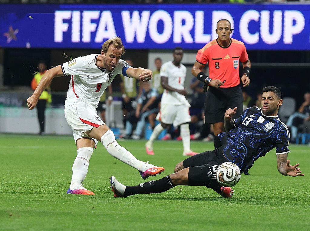El futbolista inglés Harry Kane y el argentino Cristian Romero disputan un balón en la semifinal del Mundial 2026