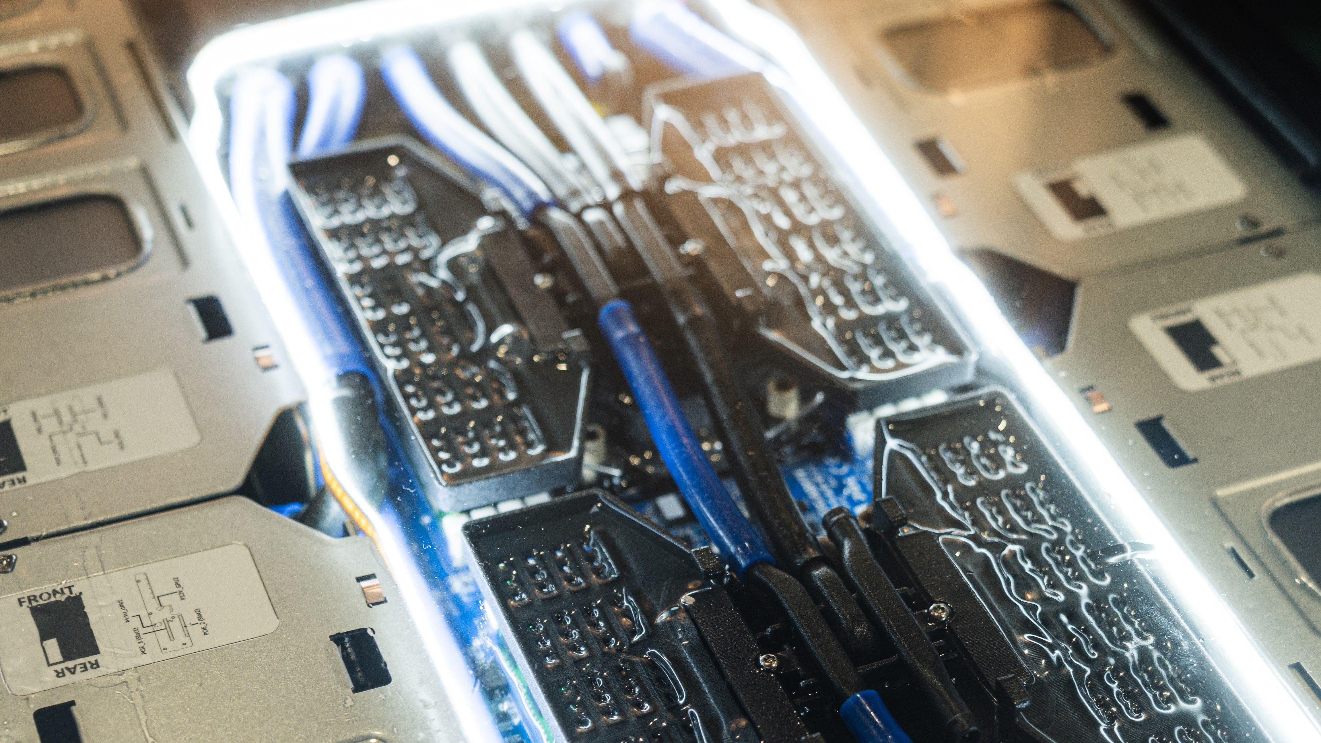 電腦晶片周圍的管線，有些呈藍色，有些則是亮白色