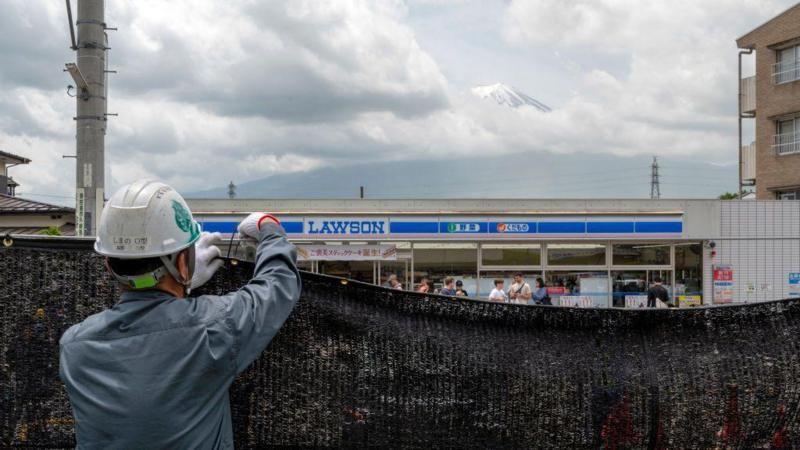 Trabalhador instala uma barreira em local usado pelos turistas para fotografar o monte Fuji, no Jap&atilde;o