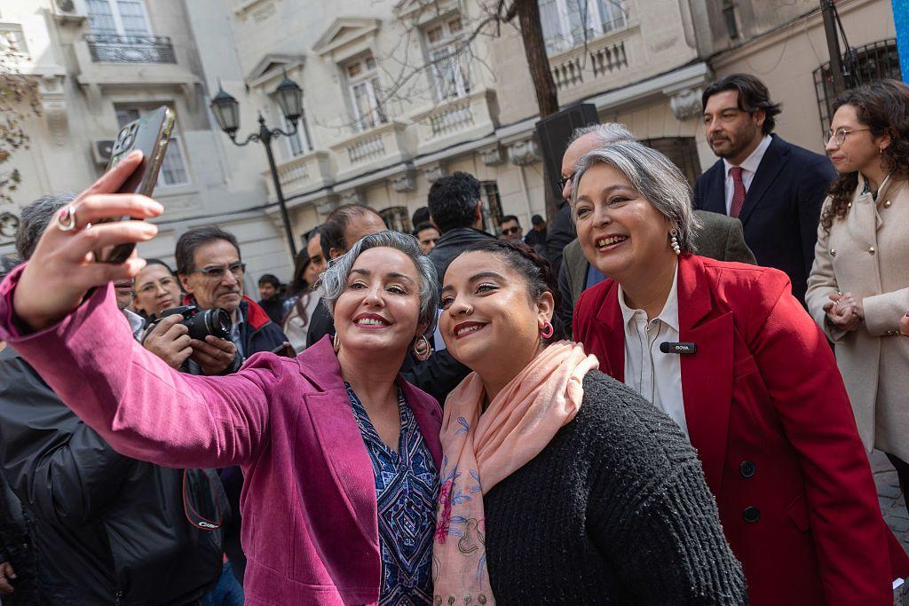 La candidata presidencial de Partido Comunista de Chile, Jeannette Jara, posando para una selfie con otras dos mujeres.