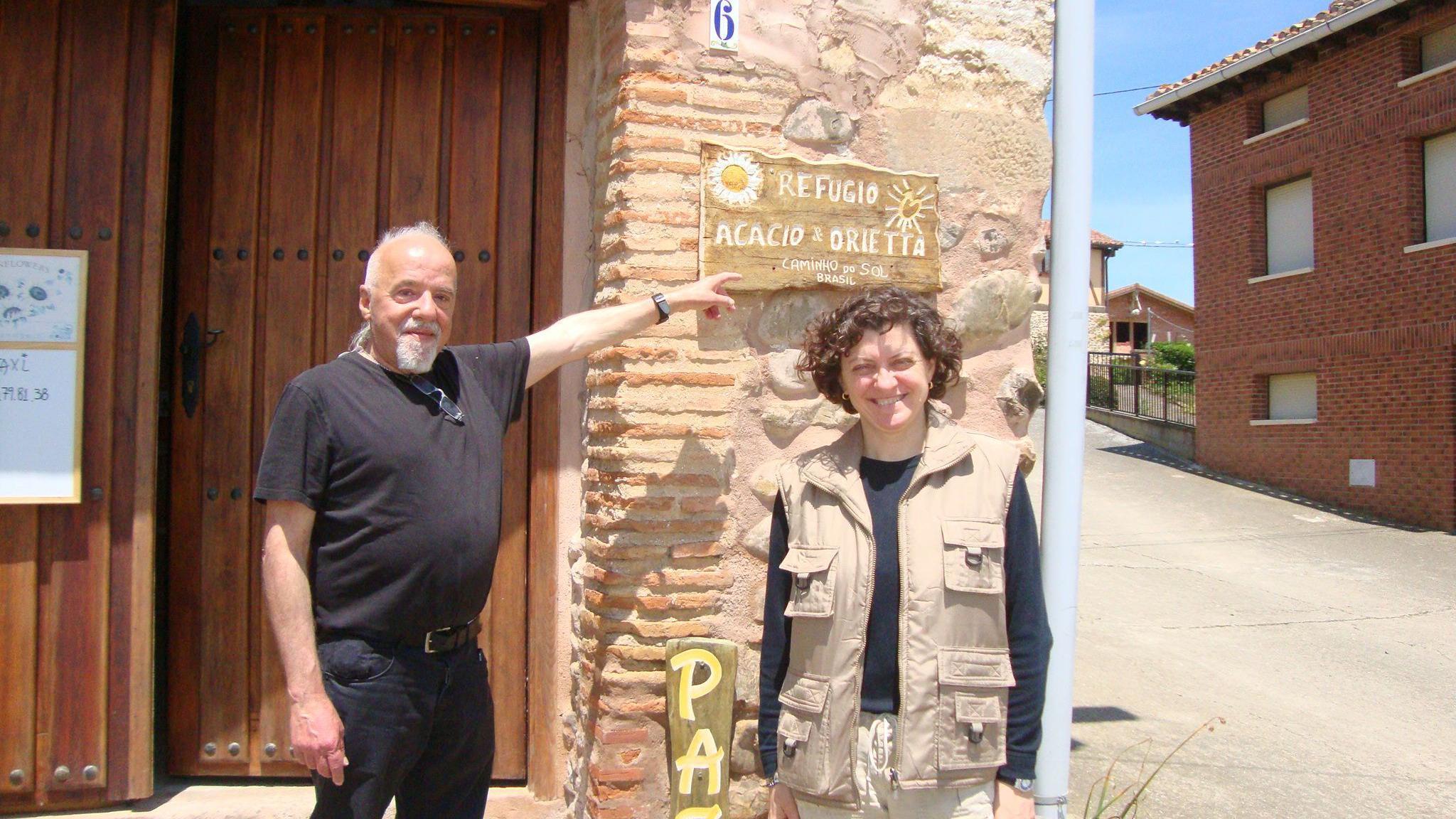 Paulo Coelho em frente &agrave; pousada