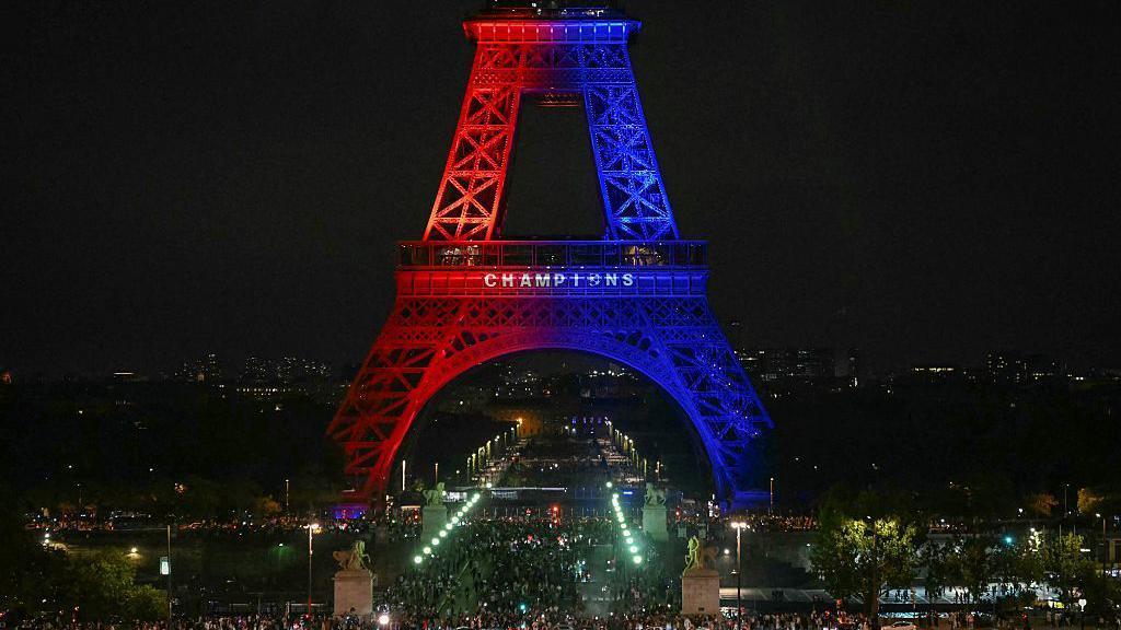 La torre Eiffel iluminada en rojo y azul, los colores del club.