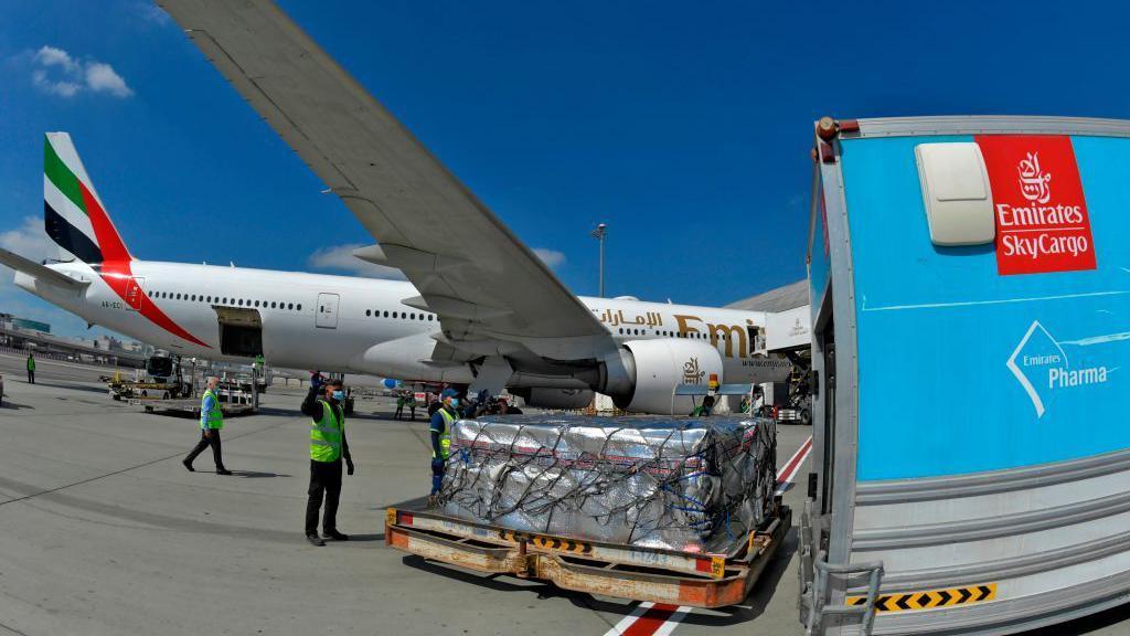 Un avión Boeing 777 de Emirates Airlines descarga un envío de vacunas en el Aeropuerto Internacional de Dubái.