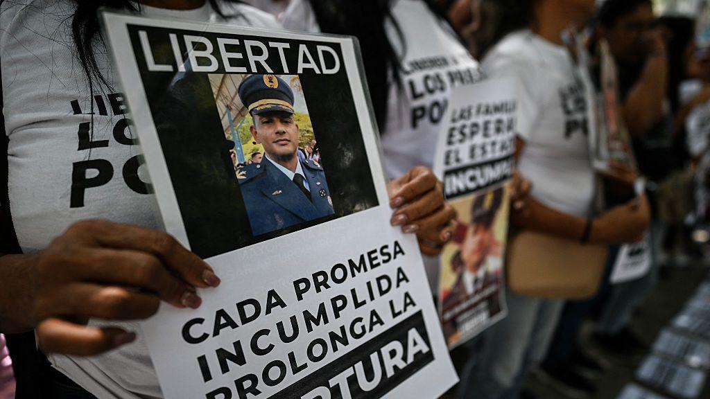 Familiares de presos políticos protestan frente al Ministerio Público en Caracas, el 28 de mayo de 2026. 