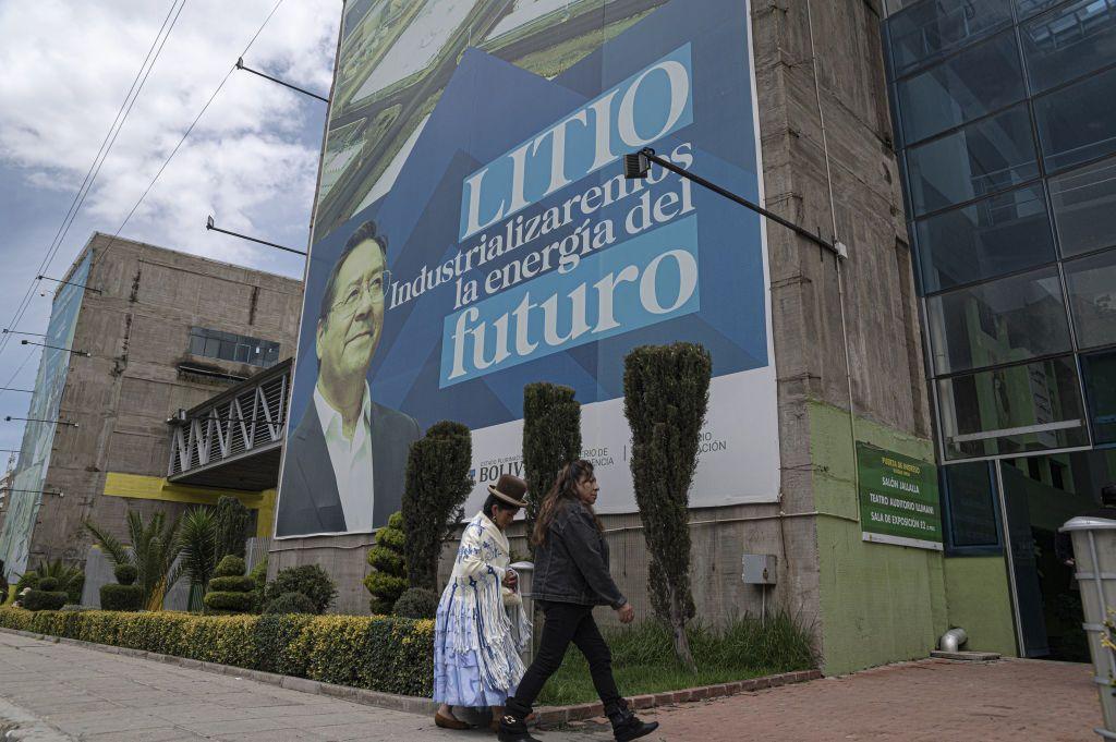 Cartel con el rostro del presidente Luis Arce