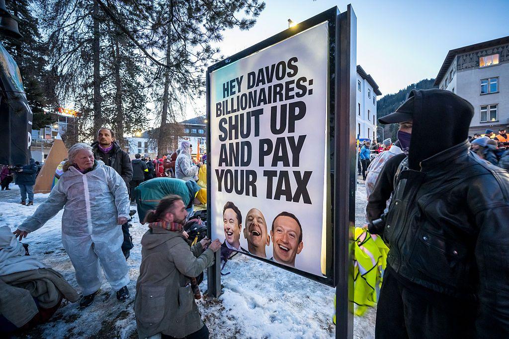 احتجاجات تطالب أصحاب الشركات التكنولوجية العملاقة بدفع الضرائب.