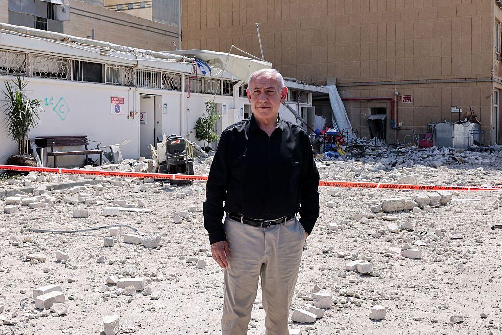 Benjamin Netanyahu delante de un hospital afectado por un misil iraní.