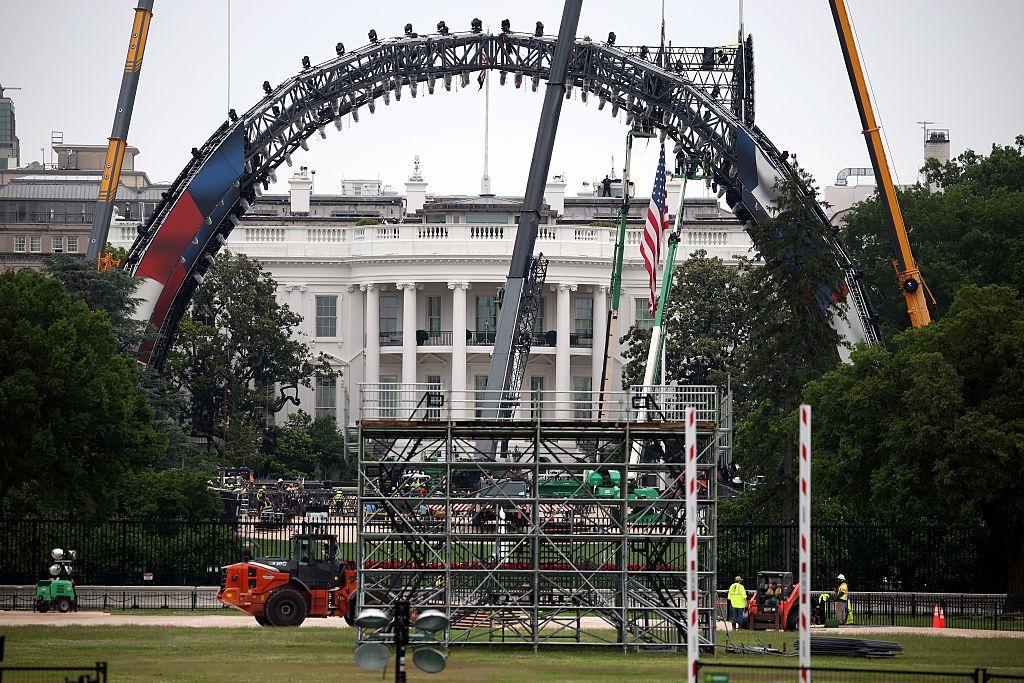 En la imagen de la fachada de la Casa Blanca se interponen grúas, arcos metálicos y andamios.