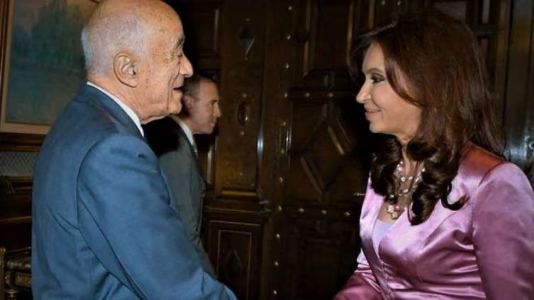 Enrique Eskenazi saluda con un apretón de manos a Cristina Fernández de Kirchner
