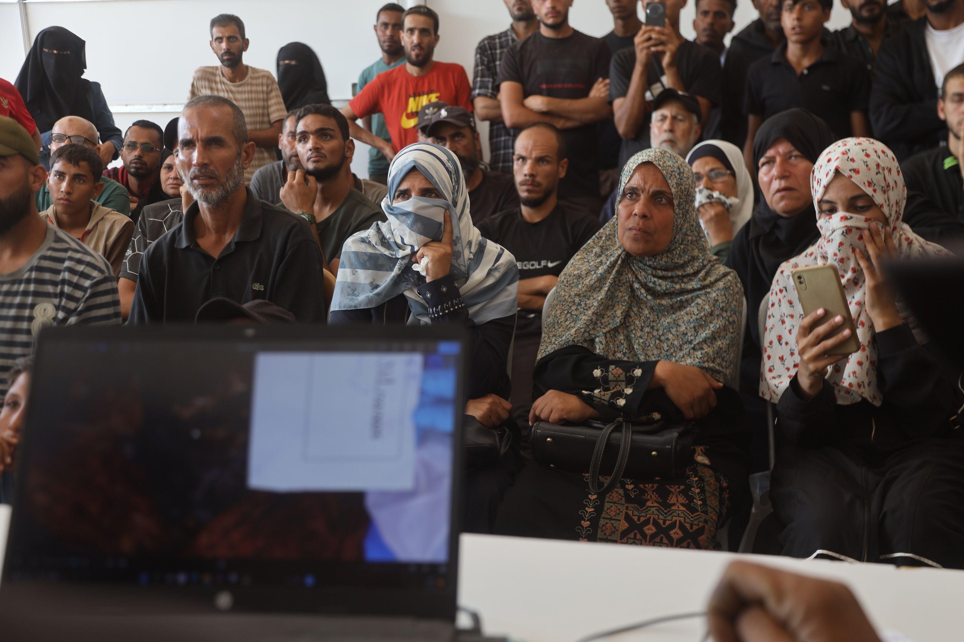 جثث مشوهة و"آثار تعذيب"، كيف يتعرف فلسطينيون على ذويهم في قطاع غزة؟ 2 فلسطينيون يحاولون التعرف على المفقودين خلال الحرب في قطاع غزة بين صور الجثامين التي تُعرض في مستشفى ناصر في خان يونس