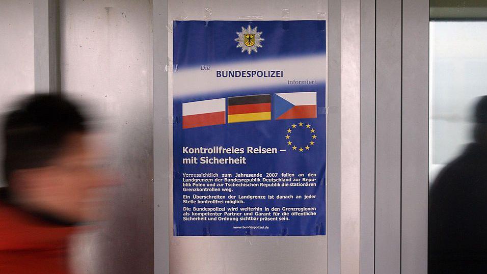 Un cartel informa sobre la apertura de las fronteras entre Alemania, Polonia y la República Checa.