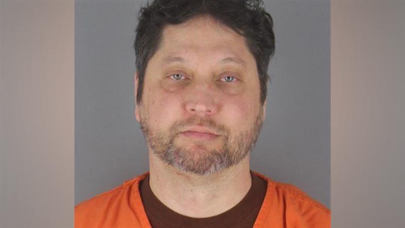 Una imagen policial de Kazmierczak de frente, mirando a la cámara y vistiendo un uniforme naranja, el típico que ponen a la gente detenida en Estados Unidos. 