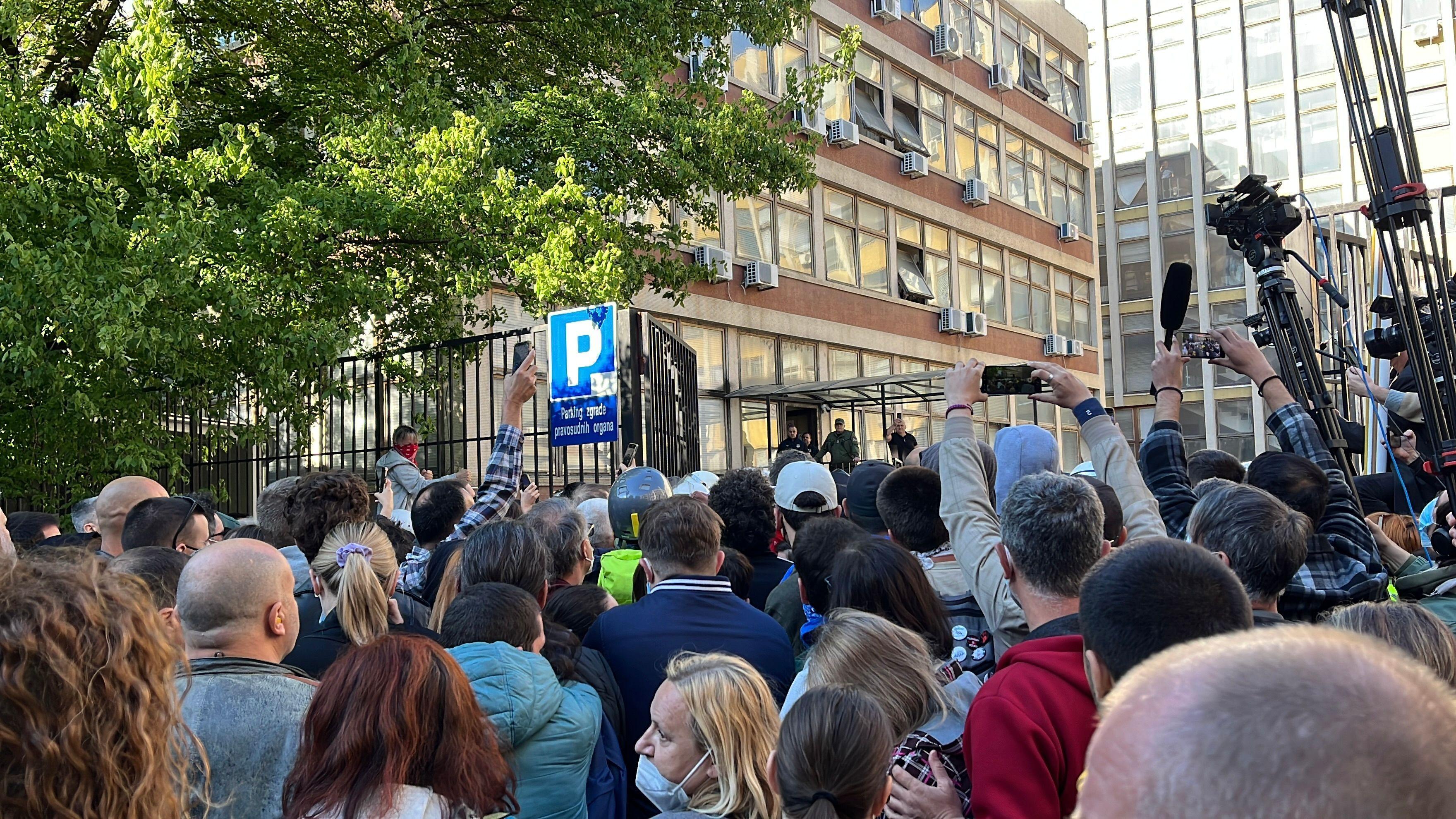 Građani pred zadnjim ulazom u zgradu novosadskom suda i tužilaštva
