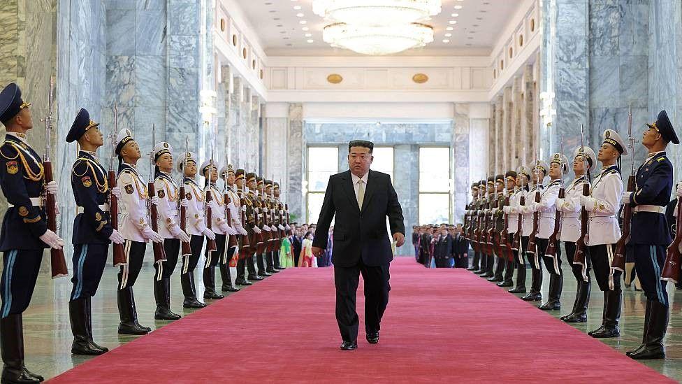Kim Jong-Un camina entre filas de soldados a ambos lados